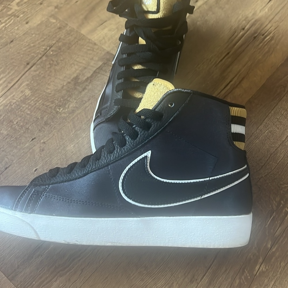 Nike women’s black and gold high tops size 7.5 - Picture 3 of 5